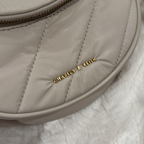 Charles & Kieth Philomena wrinkled-effect Half Moon crossbody bag - Picture 2 of 6